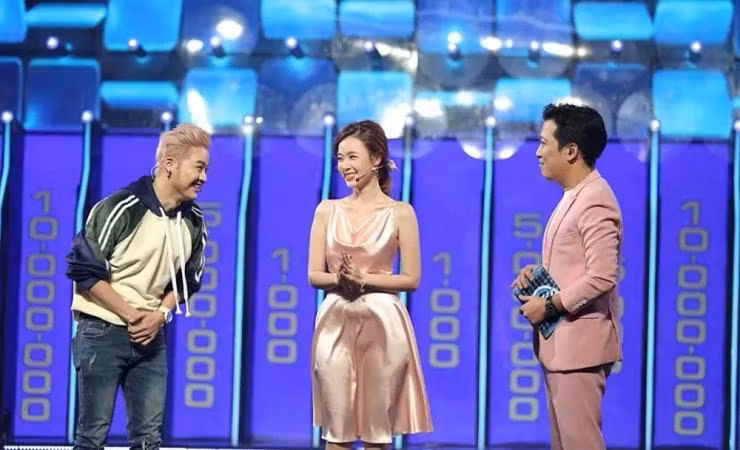 Midu cũng từng gặp sự cố khó đỡ trên sóng truyền hình vì váy lụa.