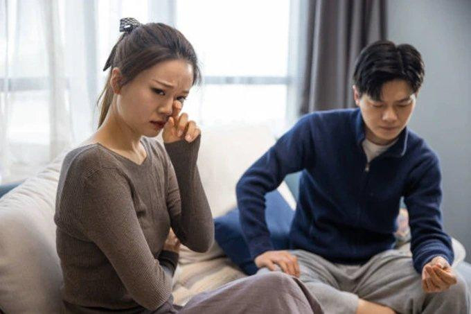 To hoa don trong tui ao he lo bi mat dong troi cua chong