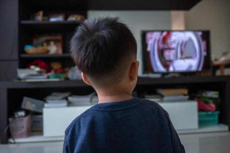 Đang xem tivi cùng con trai bỗng có cảnh nóng, mẹ phản ứng nhanh Dang xem tivi cung con trai bong co canh nong, me phan ung nhanh