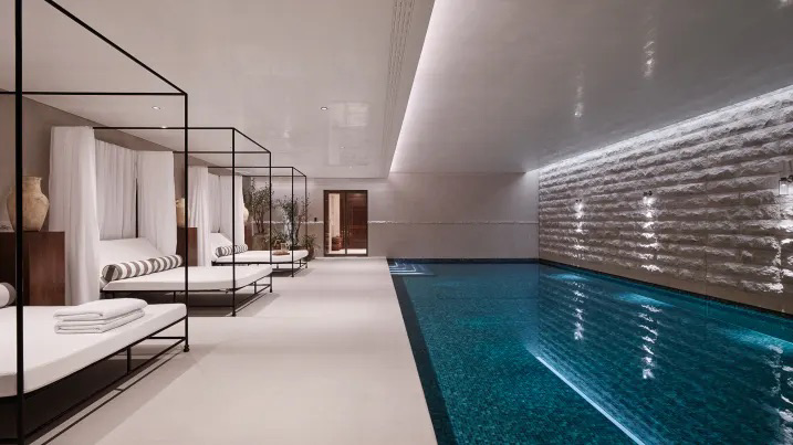 Ngôi nhà cao 6 tầng và rộng khoảng 1.365 m2, trong đó có 2 tầng ngầm được thiết kế một bể bơi dài gần 12 m. Ngoài ra còn có một phòng spa, bãi đậu xe kết nối với con đường khuất.