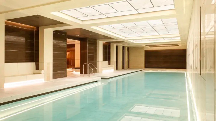 Giám đốc tiếp thị và kinh doanh từ công ty bất động sản rao bán căn nhà chia sẻ, người mua sẽ phải chịu thêm khoản thuế trước bạ lên tới 15%, tức khoảng 11,1 triệu USD nếu muốn sở hữu bất động sản này. Ngoài ra người mua phải trả khoản phí sở hữu nhà lên tới 164.000 USD/năm.