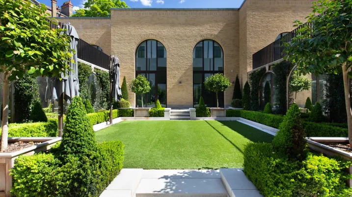 Dinh thự còn có thêm một nhà khách với thiết kế một phòng ngủ song lập. Nhà khách cách dinh thự chính khoảng 12 m và được kết nối với nhau cả trên bề mặt lẫn tầng ngầm.