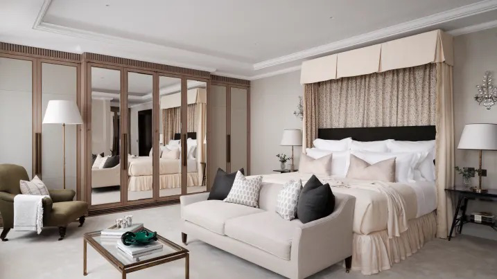 Phía trên dãy phòng chính là tầng ba với 4 phòng ngủ có phòng tắm riêng dành cho khách. Dinh thự cũng có một tầng trên cùng làm sân thượng.