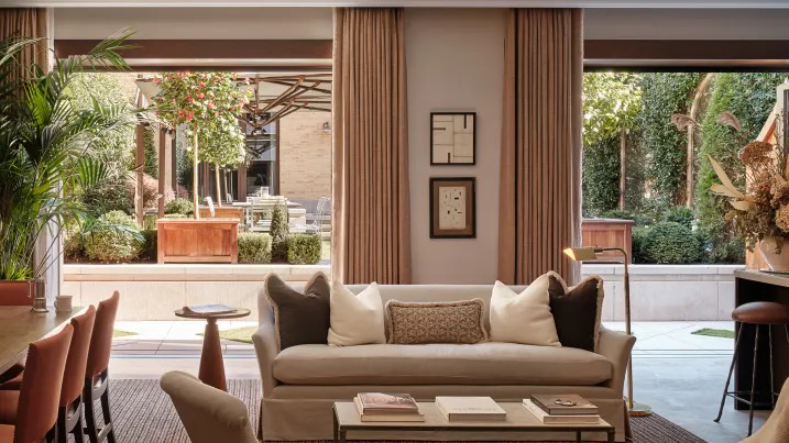 Tầng đầu tiên trong số 2 tầng ngầm được thiết kế cho không gian nhà bếp gia đình, khu vực ăn uống cùng lối đi bộ ra khu vườn phía sau nhà. Tầng này còn có thêm 2 phòng ngủ dành cho nhân viên và một cặp thang máy.