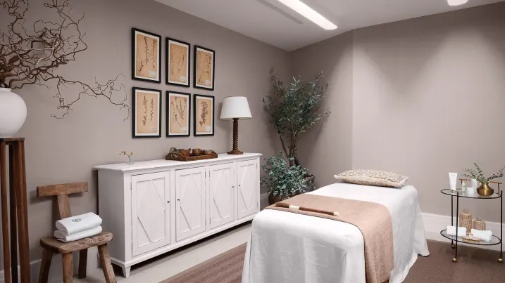 Tầng ngầm thứ 2 là tầng rộng nhất của ngôi nhà, lên tới 436 m2. Tầng này được trang bị rạp chiếu phim, phòng rượu và hầm rượu riêng biệt. Bên cạnh đó còn có khu vực chăm sóc sức khỏe gồm hồ bơi, phòng gym, phòng xông hơi khô/ướt và khu trị liệu spa…