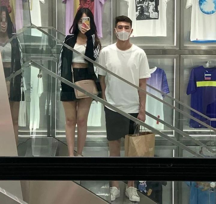 ín tiếng là thế nhưng Hà Dương lại "hoạt động" rất náo nhiệt trên trang cá nhân của Văn Chuẩn. Không ít lần Hà Dương và Văn Chuẩn "thả thính" khiến các cổ động viên ngượng ngùng.