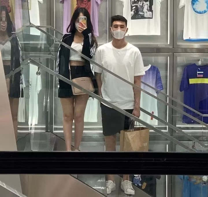 Kín tiếng là thế nhưng Hà Dương lại "hoạt động" rất náo nhiệt trên trang cá nhân của Văn Chuẩn. Không ít lần Hà Dương và Văn Chuẩn "thả thính" khiến các cổ động viên ngượng ngùng.