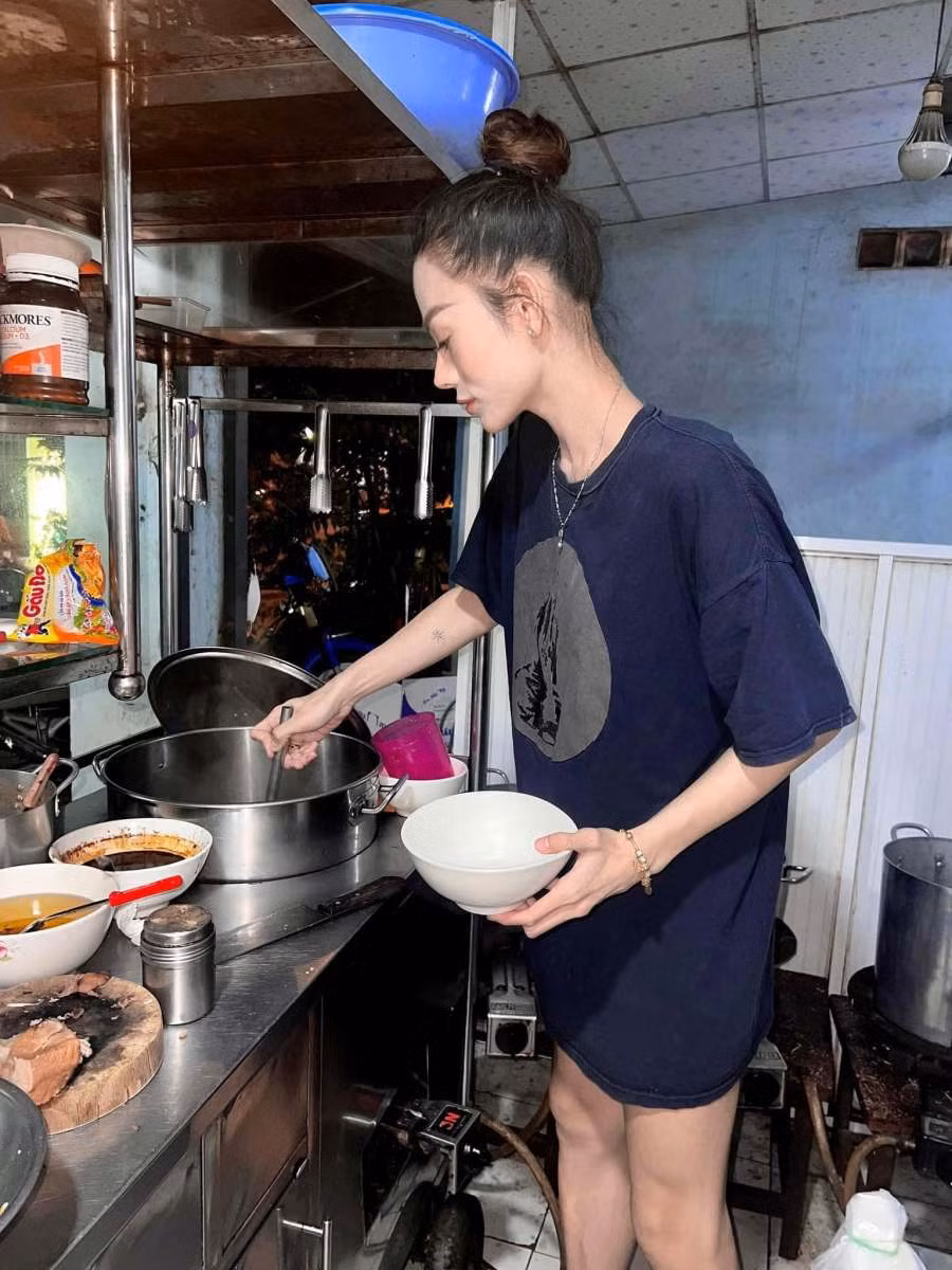 Nu phuc vu que Cu Chi chuyen bung be hu tieu thi hoa hau-Hinh-2