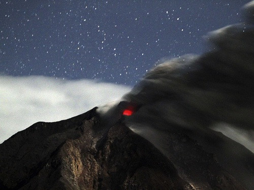 Núi lửa Sinabung, Indonesia đã phun trào 6 lần trong ngày 25/11.