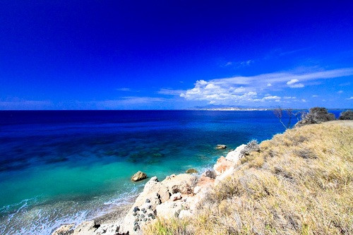 Bức ảnh vịnh Guantanamo, Cuba thể hiện một sự đối lập khắc nghiệt giữa cuộc sống của tù nhân và cư dân trong vùng.