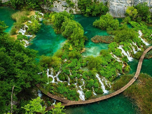 Vẻ đẹp hữu tình của công viên quốc gia Croatia Plitvice Lakes.