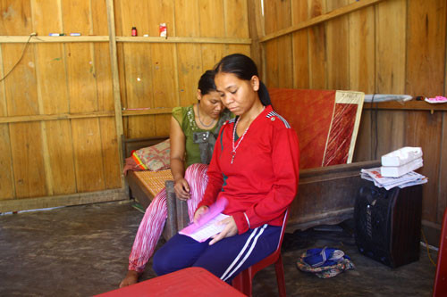 Người nhà chị Hồ Thị Phơ đau buồn trước việc con trai của chị tử vong sau khi sinh. Ảnh: Quang Vinh/Người Lao Động.