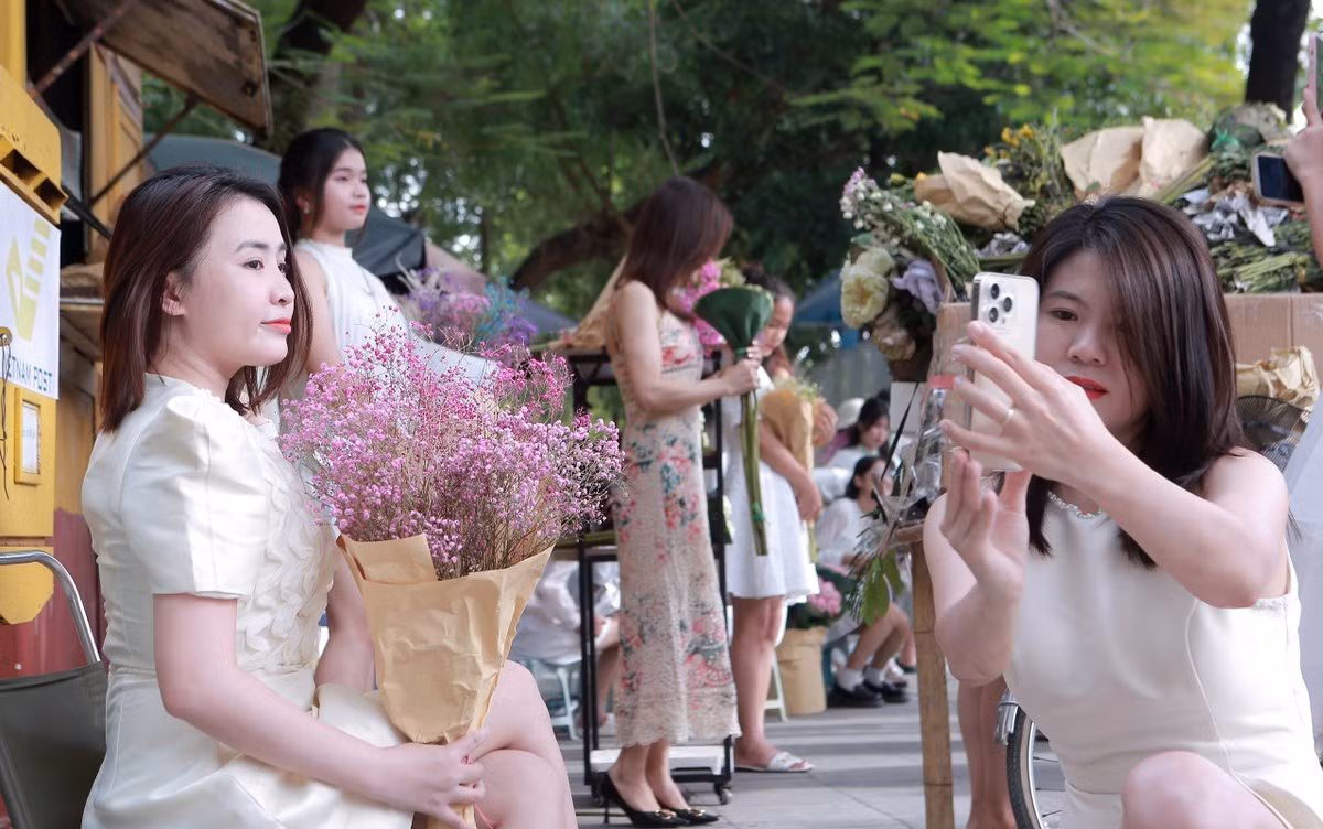 Và tranh thủ chụp ảnh cho bạn bè