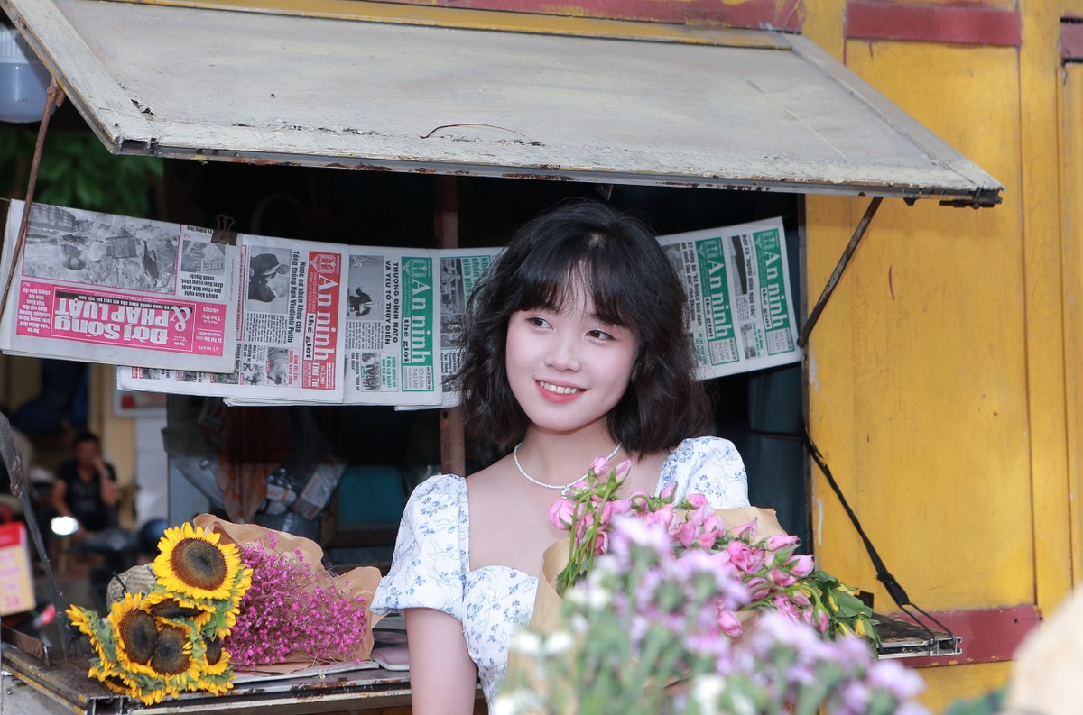 Hình ảnh tươi trẻ của các thiếu nữ duyên dáng bên sạp báo