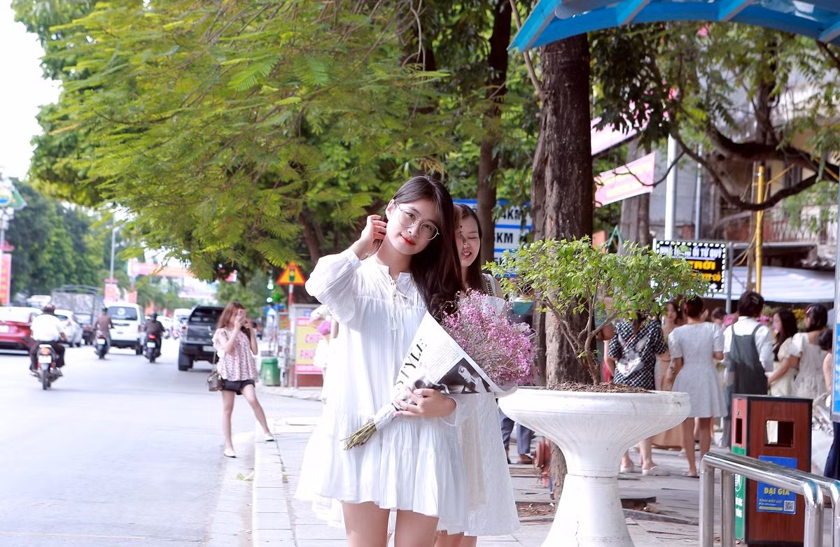 Một thiếu nữ thả dáng bên đường phố tấp nập của xứ Thanh.