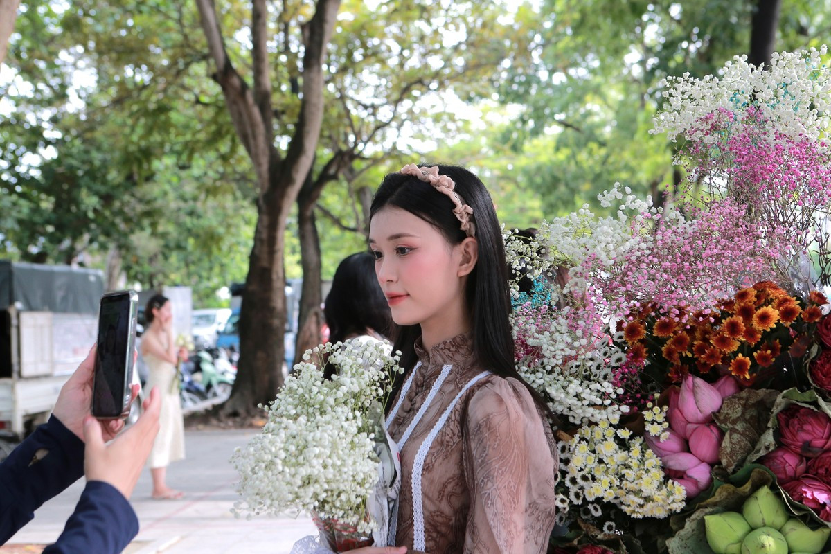 Đa số các bạn trẻ sử dụng điện thoại di động để chụp ảnh lưu niệm thay vì thuê thợ chuyên nghiệp