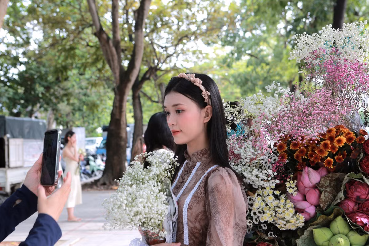 Đa số các bạn trẻ sử dụng điện thoại di động để chụp ảnh lưu niệm thay vì thuê thợ chuyên nghiệp