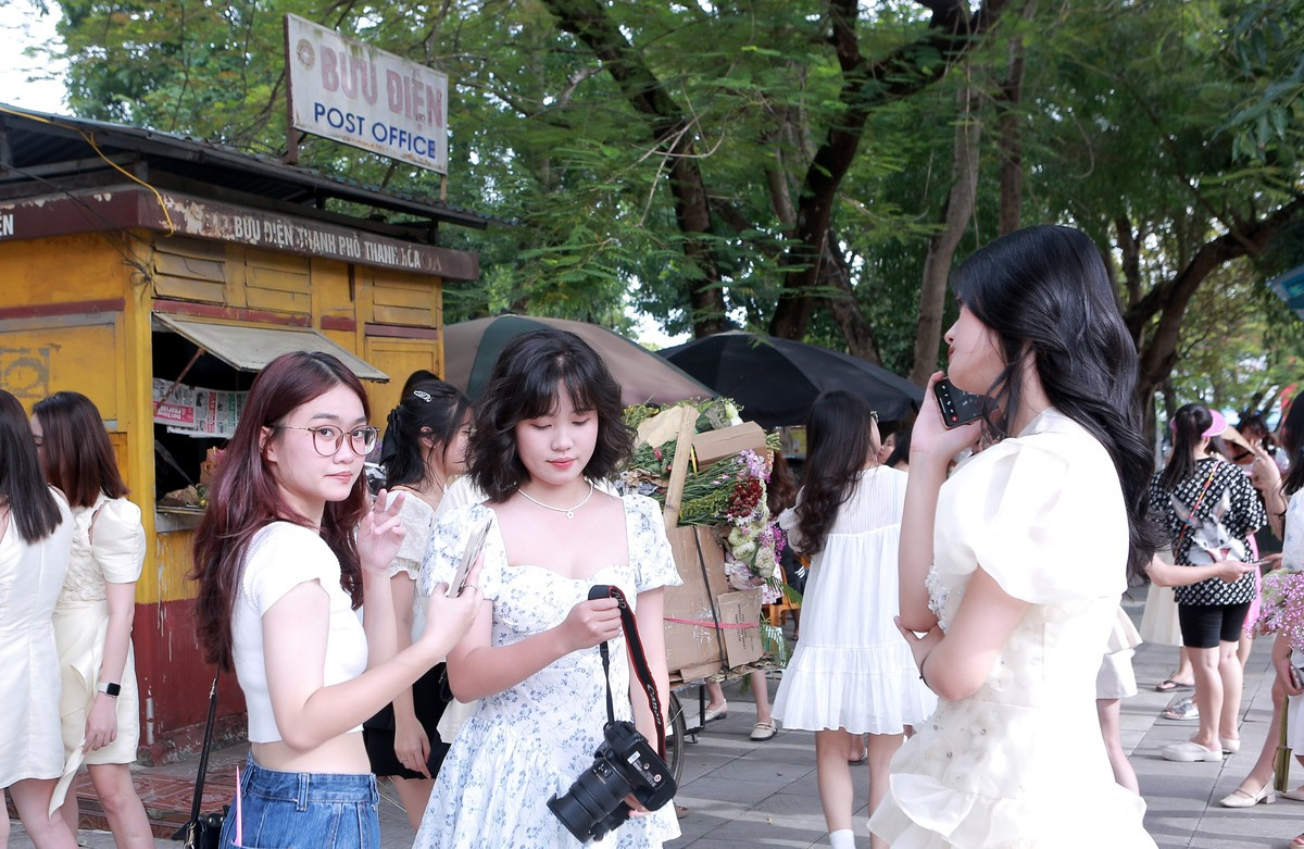 Điểm Bưu điện Quang Trung được nhiều bạn trẻ thích thú.