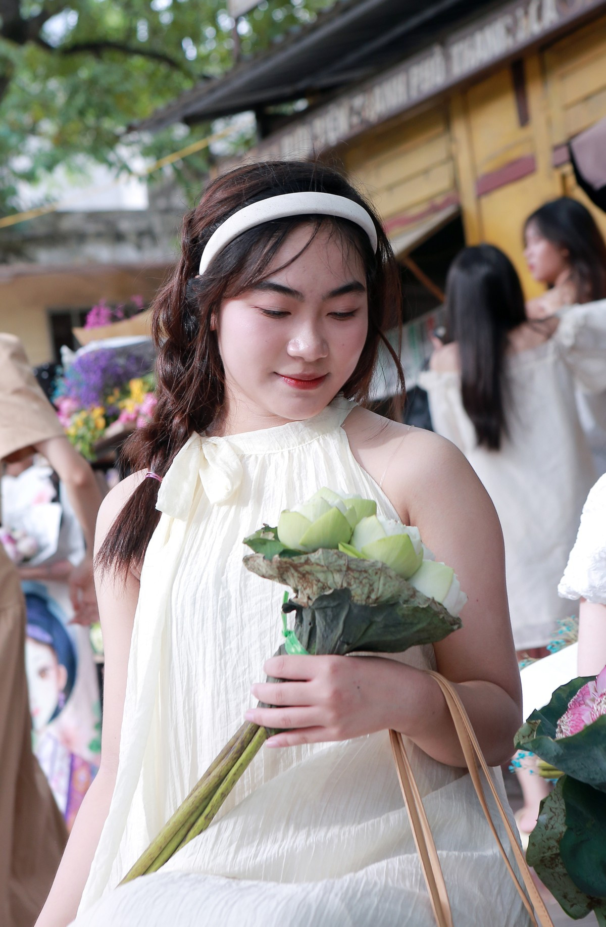 Chia sẻ với PLO, người dân sống quanh khu vực Trung tâm hội nghị 25B cho biết, những ngày gần đây có rất đông bạn trẻ đến chụp hình bối cảnh xe hoa mùa thu Hà Nội.