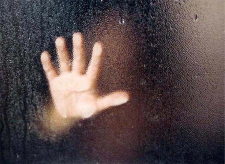 Khi chuyển đến ngôi nhà mới, căn bệnh “điên điên khùng khùng” của Lurancy Vennum trở nên nổi tiếng toàn khu vực Watseka. Bác sĩ chẩn đoán cô mắc bệnh thần kinh và khuyên gia đình nên đưa cô đến Nhà thương điên Asylum ở Peoria để chữa trị. Trên danh nghĩa, tiến sĩ E.Winchester Stevens đã chữa khỏi bệnh cho Lurancy chỉ sau 15 tuần, nhưng đi sâu vào tình tiết, câu chuyện khỏi bệnh của cô gái này lại vô cùng lạ lùng và kỳ bí.