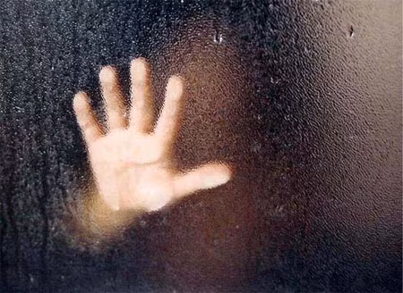 Khi chuyển đến ngôi nhà mới, căn bệnh “điên điên khùng khùng” của Lurancy Vennum trở nên nổi tiếng toàn khu vực Watseka. Bác sĩ chẩn đoán cô mắc bệnh thần kinh và khuyên gia đình nên đưa cô đến Nhà thương điên Asylum ở Peoria để chữa trị. Trên danh nghĩa, tiến sĩ E.Winchester Stevens đã chữa khỏi bệnh cho Lurancy chỉ sau 15 tuần, nhưng đi sâu vào tình tiết, câu chuyện khỏi bệnh của cô gái này lại vô cùng lạ lùng và kỳ bí.