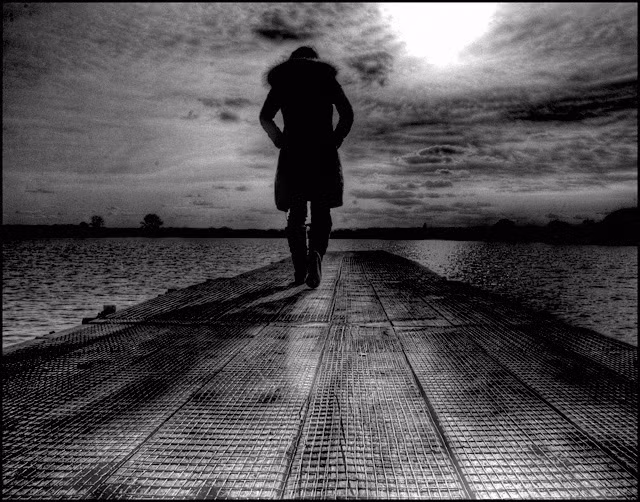 Mơ thấy một con đường đầy xác chết là điềm báo có một mối đe dọa đến an ninh quốc gia.