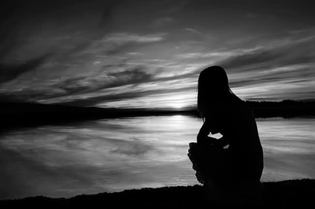 Có người mơ thấy mình cùng gia đình đi du lịch bằng tàu tới một hòn đảo nhỏ. Khi đang ăn tối, bạn bỗng nghe thấy tiếng ồn vọng vào từ phía biển và khi nhìn ra từ cửa sổ thì không thấy có gì bất thường. Sau đó, bạn quyết định lên boong tàu quan sát thì đột nhiên thấy mình đang ở dưới nước. Lúc này, bạn nhìn thấy giường của xác chết và nhận ra rằng mình cũng có thể sẽ là một trong số đó nếu không có ai kéo bạn lên khỏi mặt nước. Giấc mơ này hàm nghĩa bạn đang bị rối loạn cảm xúc. Các xác chết trong giấc mơ ám chỉ bạn đang bị mất lòng tin và có trạng thái tâm lý không ổn định.