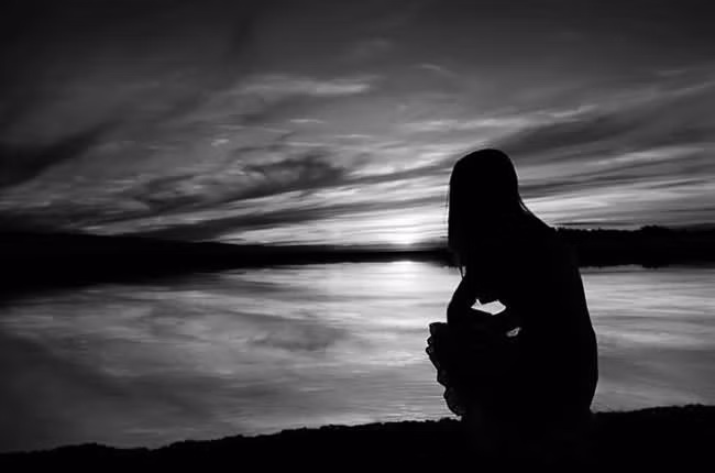 Có người mơ thấy mình cùng gia đình đi du lịch bằng tàu tới một hòn đảo nhỏ. Khi đang ăn tối, bạn bỗng nghe thấy tiếng ồn vọng vào từ phía biển và khi nhìn ra từ cửa sổ thì không thấy có gì bất thường. Sau đó, bạn quyết định lên boong tàu quan sát thì đột nhiên thấy mình đang ở dưới nước. Lúc này, bạn nhìn thấy giường của xác chết và nhận ra rằng mình cũng có thể sẽ là một trong số đó nếu không có ai kéo bạn lên khỏi mặt nước. Giấc mơ này hàm nghĩa bạn đang bị rối loạn cảm xúc. Các xác chết trong giấc mơ ám chỉ bạn đang bị mất lòng tin và có trạng thái tâm lý không ổn định.