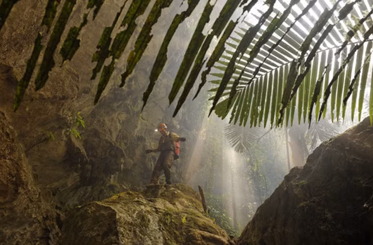 Nhiếp ảnh gia Peter cẩn thận chọn những góc nhìn đẹp nhất để chụp.