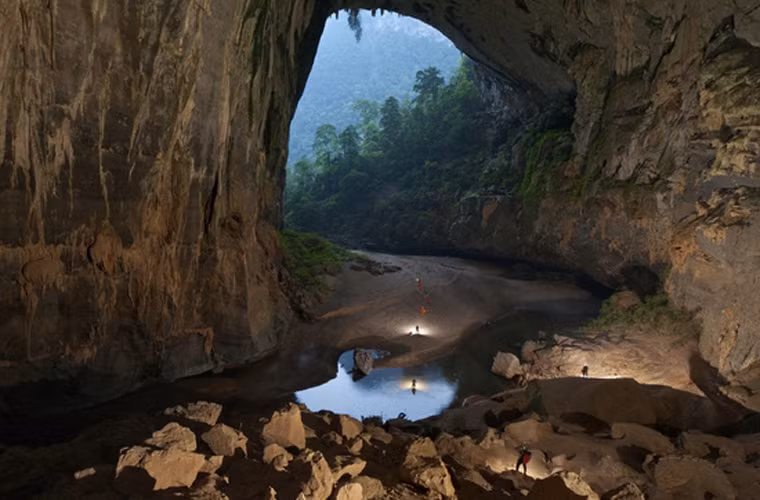 Hình ảnh hang Én vào mùa khô với dòng sông chỉ còn là vũng nước nhỏ. Tuy nhiên, khi mùa mưa đến, mực nước của con sông này có thể gấp hàng trăm lần so với trong ảnh.