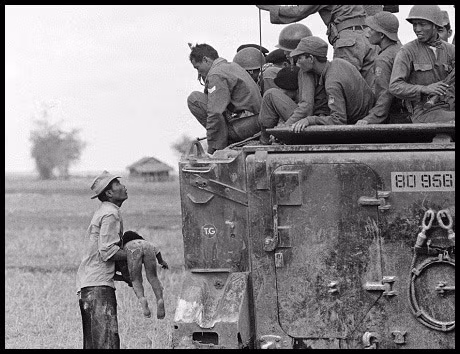 Một trong những bức ảnh đau lòng nhất về cuộc chiến thảm khốc ở Việt Nam. Bức ảnh chụp một người cha đau đớn khi bế trên tay thi thể đứa con đã chết. Tác phẩm chụp năm 1964 này của nhiếp ảnh gia Horst Faas từng gây bàng hoàng dư luận Mỹ và giúp ông đoạt giải Pulitzer.