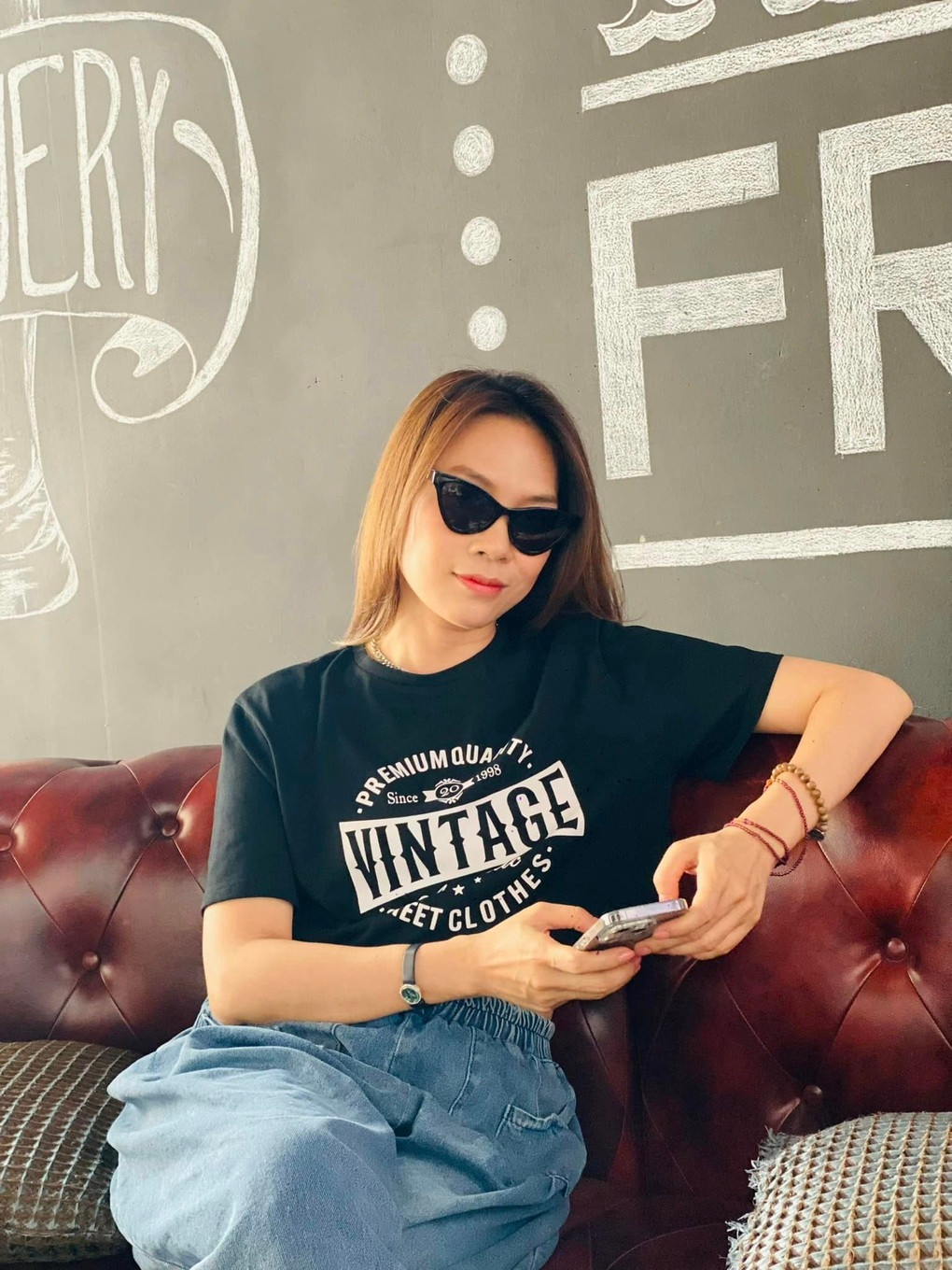 Mỹ Tâm cũng từng đùa rằng mình là "người giữ thời gian" - tên bộ phim tài liệu của cô ra mắt hồi tháng 4 - nên trẻ mãi không già (Ảnh: Facebook nhân vật). Mỹ Tâm sinh năm 1981, quê Đà Nẵng. Trong sự nghiệp, cô đoạt nhiều giải thưởng trong nước và quốc tế, có nhiều bản hit gắn bó với các thế hệ khán giả. Ở tuổi 42, "họa mi tóc nâu" vẫn giữ vững vị thế ngôi sao hạng A, được đông đảo khán giả yêu mến suốt nhiều năm qua. Bản hit gần đây nhất của Mỹ Tâm là Hẹn ước từ hư vô, phát hành tháng 3/2022. Cô ra mắt phim tài liệu đầu tay Người giữ thời gian hồi tháng 4, dùng doanh thu làm từ thiện.