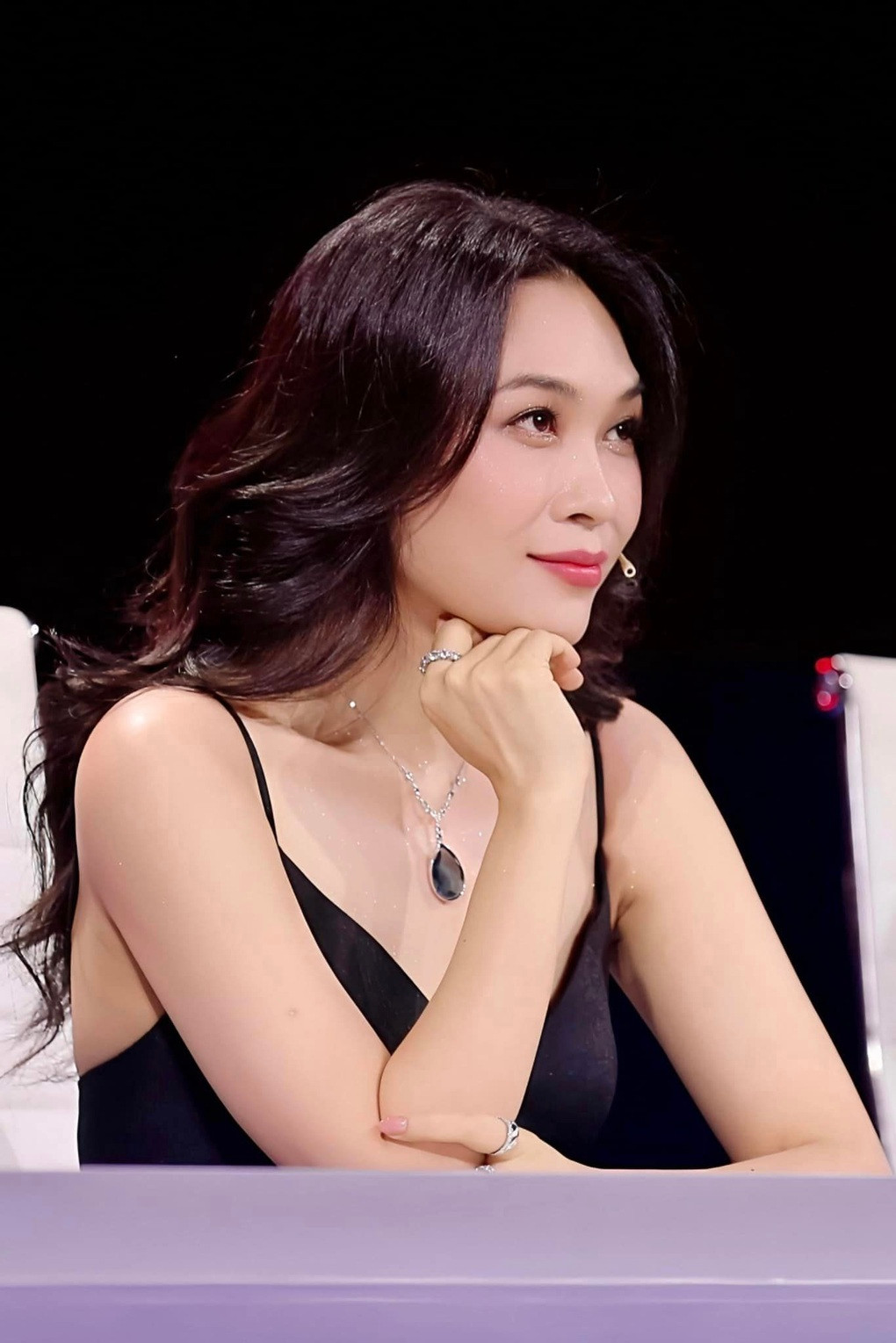 Trong đêm liveshow 5 của "Vietnam Idol 2023" hôm 7/10, khi được hỏi về bí quyết giữ nhan sắc, nữ ca sĩ hé lộ cô luôn sống vui vẻ, yêu đời, yêu người.