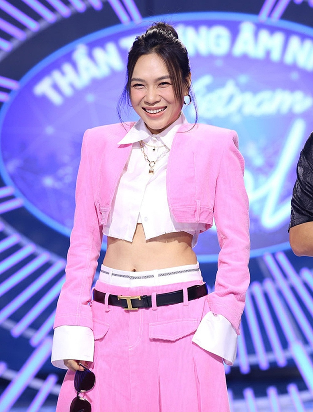 "Họa mi tóc nâu" biến hóa nhiều phong cách khi làm giám khảo "Vietnam Idol".