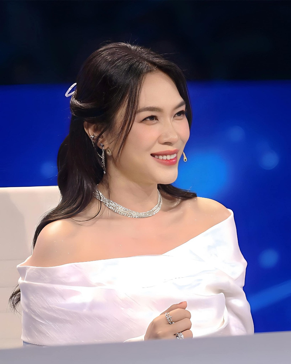 Giọng ca "Muộn màng là từ lúc" liên tục gây "sốt" khi xuất hiện tại "Vietnam Idol 2023" trong vai trò giám khảo. Mỹ Tâm ưa chuộng kiểu tóc bồng bềnh, trang điểm nhẹ tôn vẻ đẹp không tuổi.
