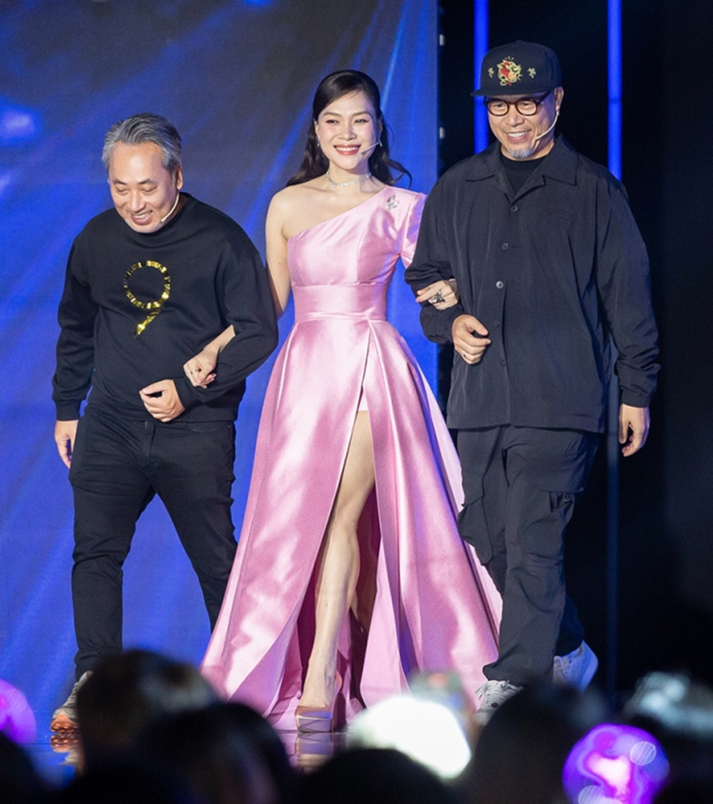 Mỹ Tâm diện váy hồng, xuất hiện rạng rỡ cùng hai giám khảo Quang Dũng (trái), Huy Tuấn tại đêm liveshow 5 "Vietnam Idol 2023".
