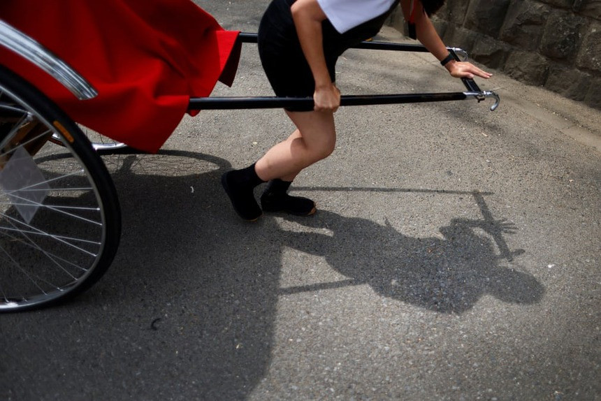 Nhung co gai Nhat lam nghe phu keo xe cho khach hon 2 ta-Hinh-6