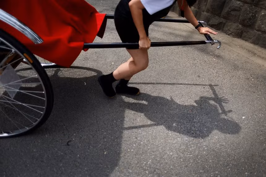 Nhung co gai Nhat lam nghe phu keo xe cho khach hon 2 ta-Hinh-6