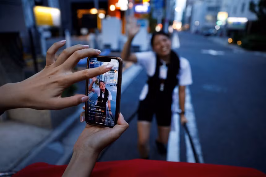 Nhung co gai Nhat lam nghe phu keo xe cho khach hon 2 ta-Hinh-7