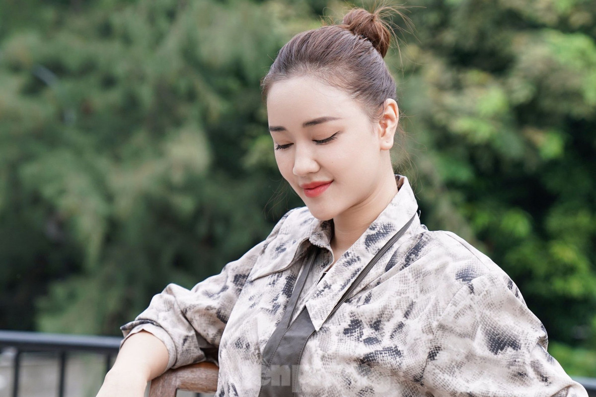 Là người có giọng hát được đánh giá tốt nhưng Maya được khán giả biết đến nhiều hơn ở vai trò diễn viên. Cô cho hay: “Hơi buồn một chút vì tôi đi hát trước khi đóng phim. Nhưng sự yêu thích giữa ca hát và đóng phim tôi đều yêu thích từ bé. Tôi vẫn thấy mình cống hiến được với khán giả qua những bộ phim và nhiều người yêu mến tôi qua những bài hát tôi thể hiện”. Ảnh: Trọng Quân.