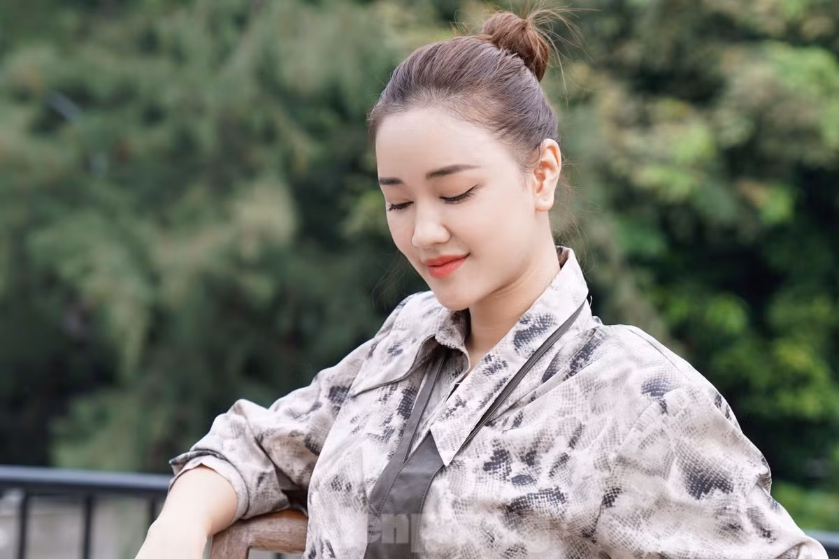 Là người có giọng hát được đánh giá tốt nhưng Maya được khán giả biết đến nhiều hơn ở vai trò diễn viên. Cô cho hay: “Hơi buồn một chút vì tôi đi hát trước khi đóng phim. Nhưng sự yêu thích giữa ca hát và đóng phim tôi đều yêu thích từ bé. Tôi vẫn thấy mình cống hiến được với khán giả qua những bộ phim và nhiều người yêu mến tôi qua những bài hát tôi thể hiện”. Ảnh: Trọng Quân.