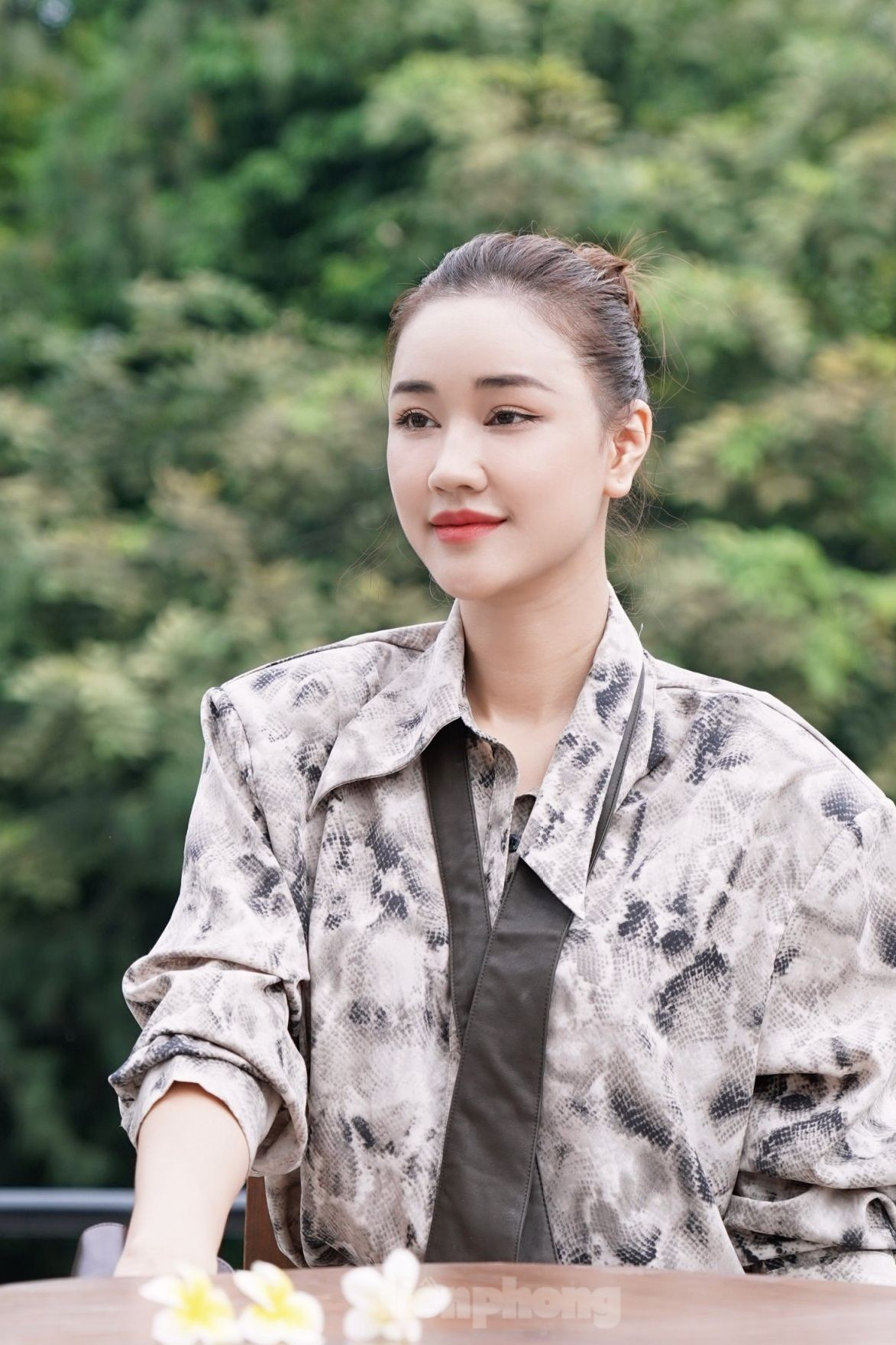 Maya tên thật là Mai Thu Hường, sinh năm 1988, khởi nghiệp là người mẫu và được biết đến nhiều ở vai trò diễn viên, ca sĩ. Hoạt động đa-zi-năng trong showbiz, Maya tạo ấn tượng lớn hơn khi đóng phim, một số bộ phim có góp mặt như Scandal: Bí mật thảm đỏ, Vợ ba, Cô dâu đại chiến 2, Về nhà đi con… Ảnh: Trọng Quân.