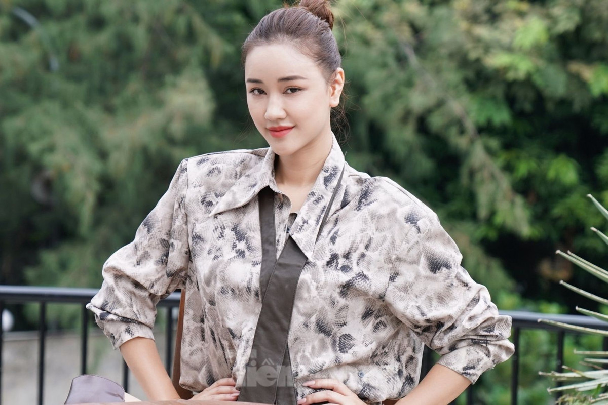 Năm 2014, khi tên tuổi đang được quan tâm nhờ vai diễn phim Scandal, thông tin nữ ca sĩ mang thai con đầu lòng gây xôn xao. Cô chọn cách âm thầm sang Mỹ vượt cạn. “Trước kia tôi từng sang Mỹ sinh con, lúc đấy bản thân tôi muốn đi khỏi Việt Nam một quãng thời gian dài. Tôi muốn rời xa tất cả để dành sự vui vẻ cho con” – Maya chia sẻ. Ảnh: Trọng Quân.