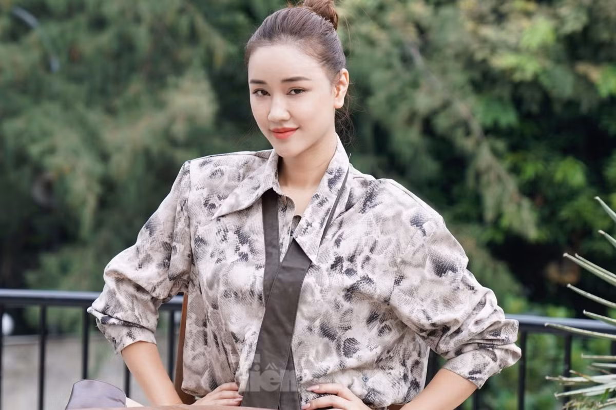 Năm 2014, khi tên tuổi đang được quan tâm nhờ vai diễn phim Scandal, thông tin nữ ca sĩ mang thai con đầu lòng gây xôn xao. Cô chọn cách âm thầm sang Mỹ vượt cạn. “Trước kia tôi từng sang Mỹ sinh con, lúc đấy bản thân tôi muốn đi khỏi Việt Nam một quãng thời gian dài. Tôi muốn rời xa tất cả để dành sự vui vẻ cho con” – Maya chia sẻ. Ảnh: Trọng Quân.