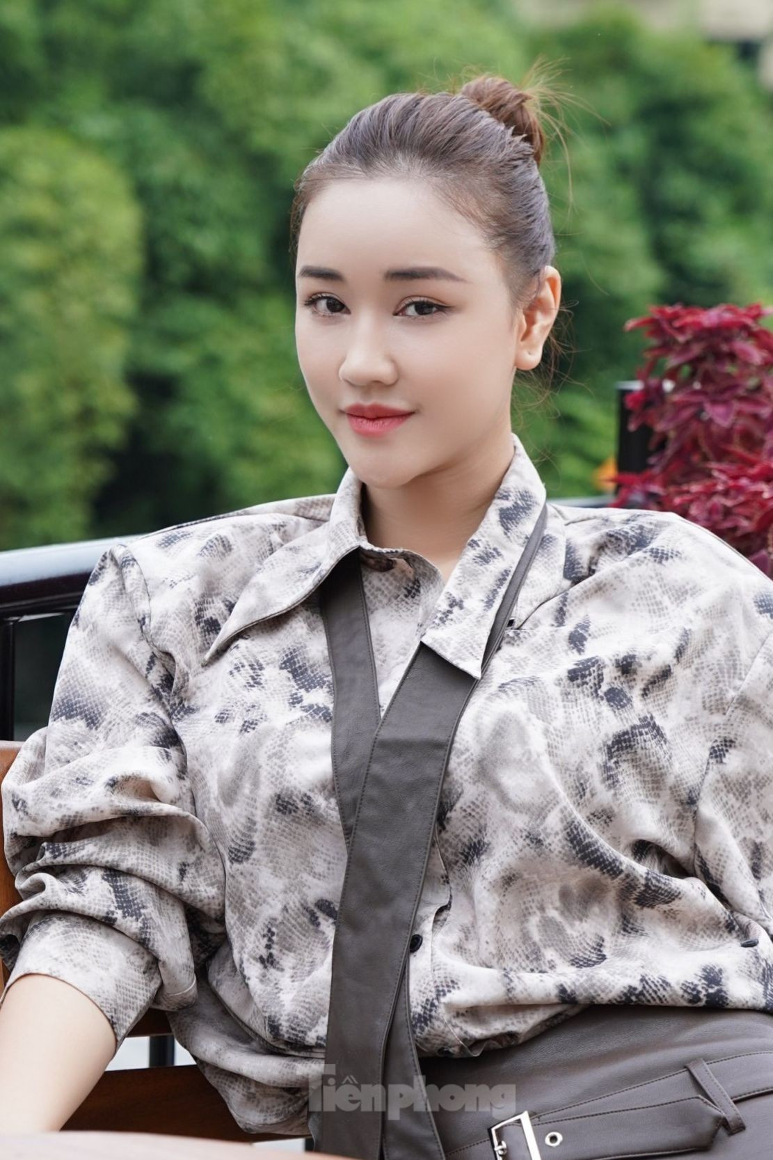 Quan điểm nuôi dạy con của cô là không giấu con bất cứ điều gì: “Điều gì là sự thật, hãy để nó sống đúng với sự thật. Tôi muốn con là người hiểu chuyện. Khi bé hiểu được, lớn lên sẽ tinh khôn hơn nhiều. Tôi luôn chia sẻ hết với con về câu chuyện quá khứ, ngay từ việc sinh con ra sao…”. Ảnh: Trọng Quân.