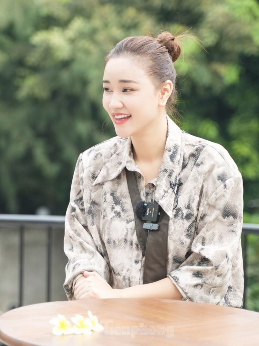 7 năm làm mẹ đơn thân, cô gặp không ít khó khăn, mỗi giai đoạn của con là một kiểu: “Lúc bé cần chăm bẵm con, mẹ tôi hỗ trợ khi tôi đi làm, nhưng mẹ cũng mệt, không phải lúc nào cũng đủ sức khỏe. Sau này lớn lên, Bồ Câu cần môi trường sống tốt hơn, sẽ đủ đầy khi bé có cả cha và mẹ”. Ảnh: Trọng Quân.