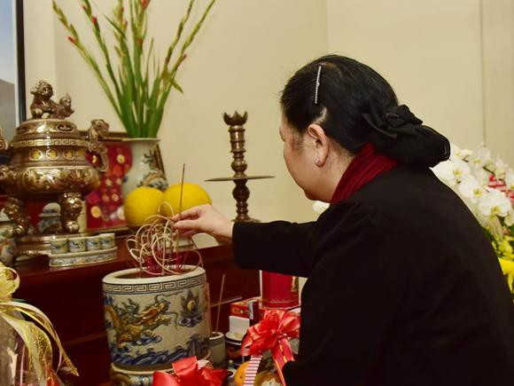 'Thắp hương không ước 2 nguyện, bái Phật không cầu 3 điều' 'Thap huong khong uoc 2 nguyen, bai Phat khong cau 3 dieu'