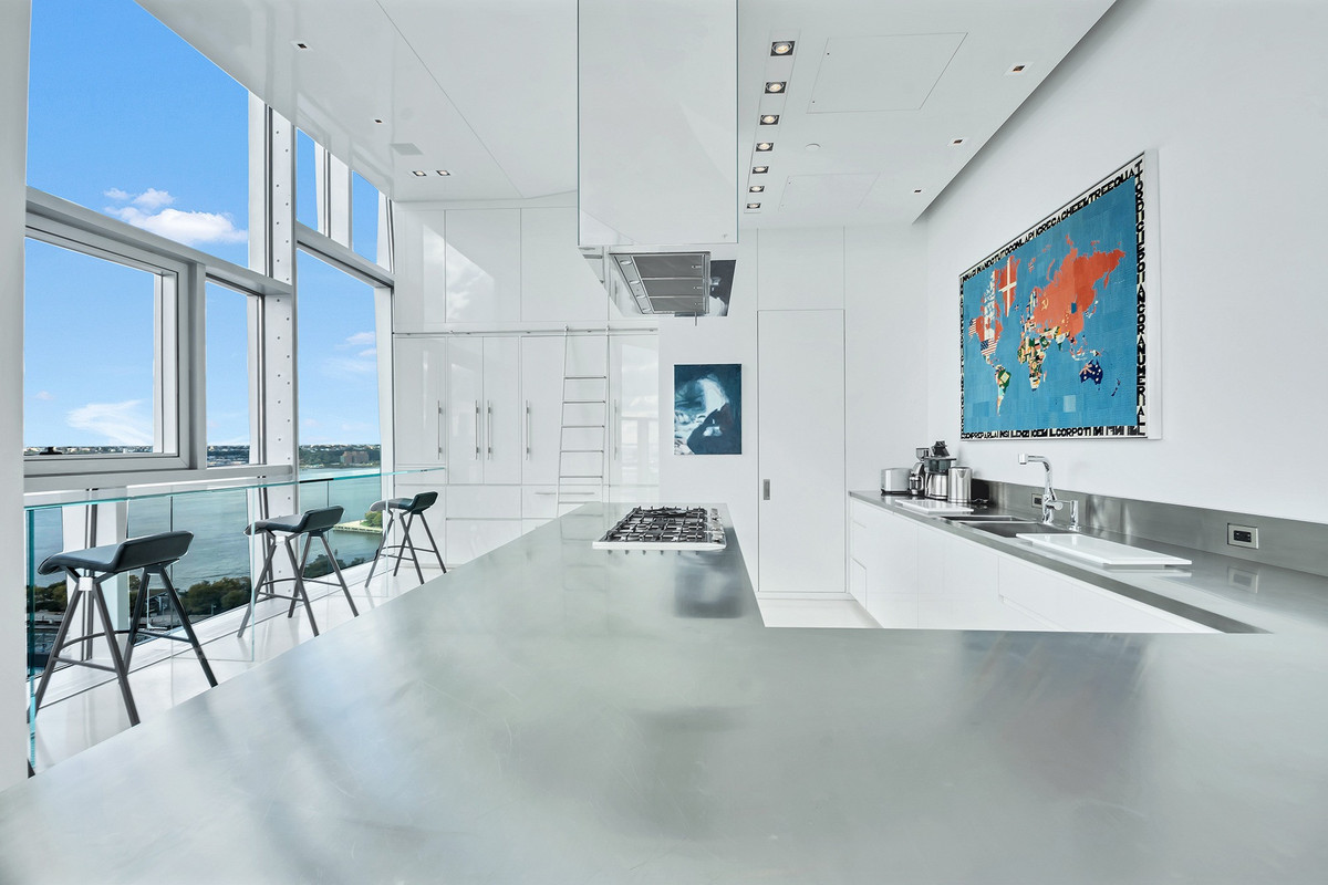 Từ sân thượng, chủ nhân căn hộ sẽ được thưởng thức nhà ăn ngoài trời và ngắm nhìn khung cảnh sông Hudson đầy cảm hứng.