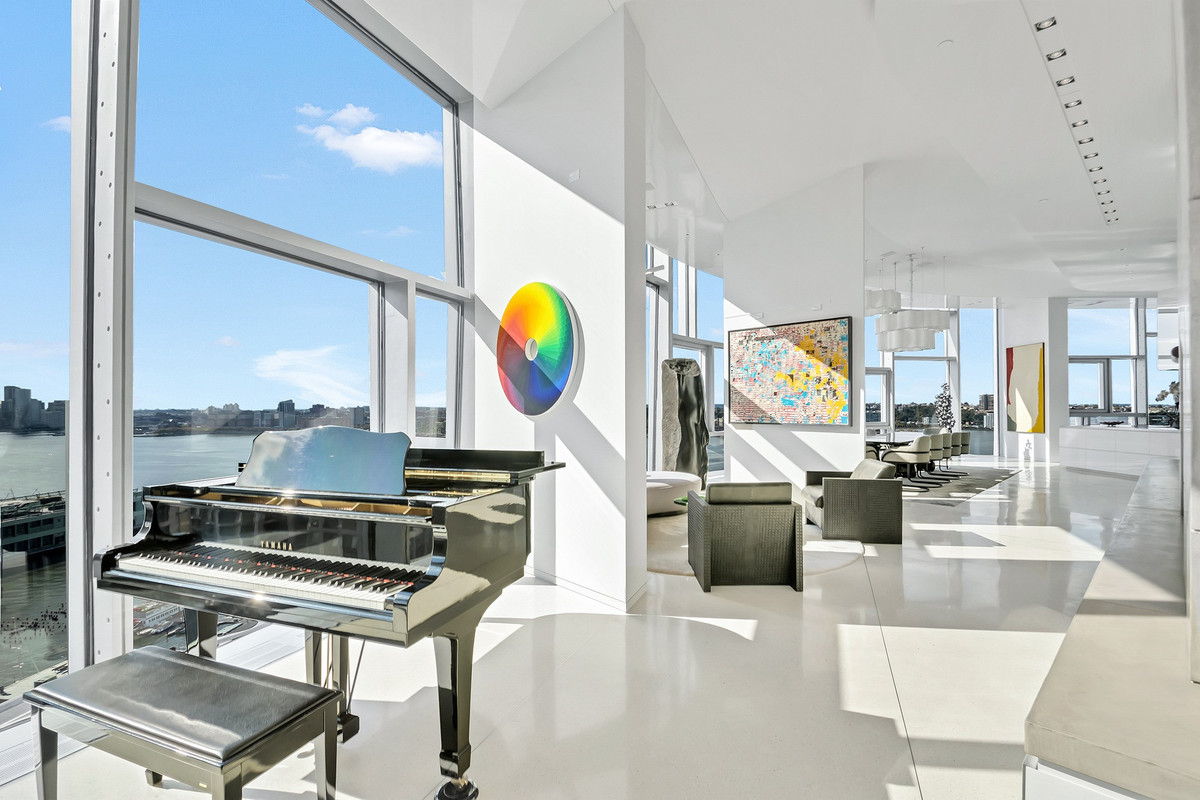 Căn hộ rộng 440 m2, có 3 phòng ngủ, 3 phòng tắm và có tầm nhìn bao quát trải dài từ sông Hudson đến Trung tâm thành phố và tháp Manhattan.