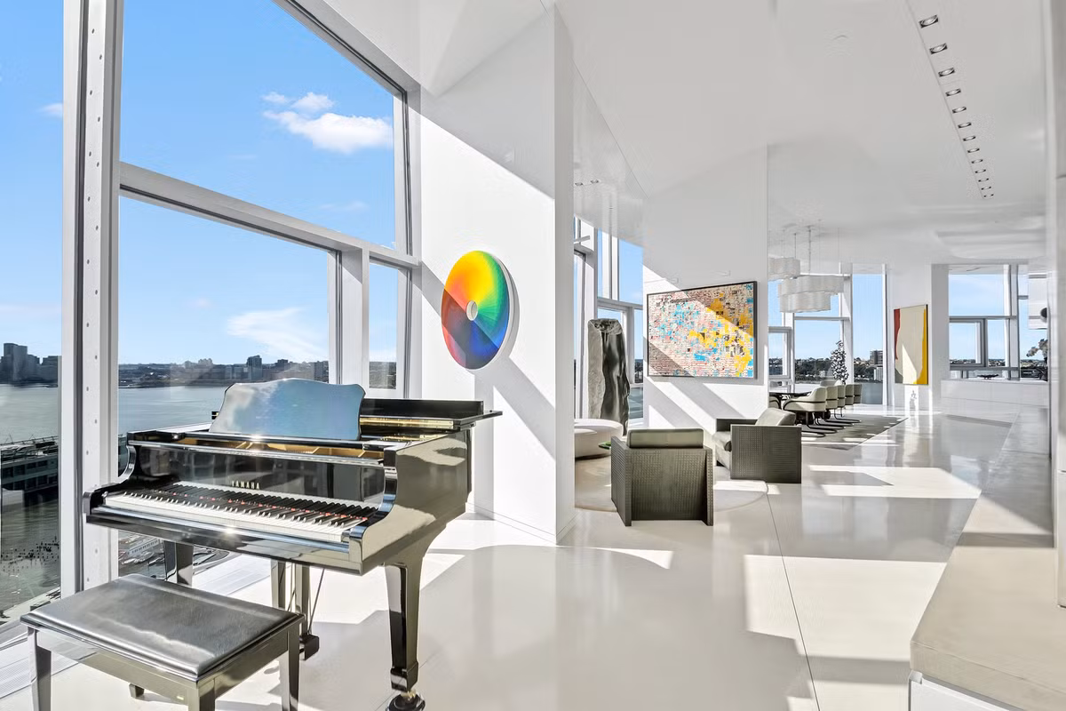 Căn hộ rộng 440 m2, có 3 phòng ngủ, 3 phòng tắm và có tầm nhìn bao quát trải dài từ sông Hudson đến Trung tâm thành phố và tháp Manhattan.